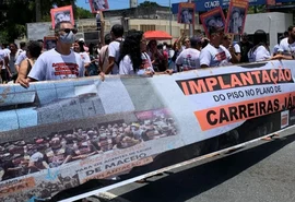 Agentes da saúde bloqueiam os dois sentidos da Avenida Fernandes Lima em manifestação