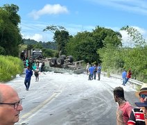 Três ficam feridos após grave acidente entre caminhão e carro de passeio na BR-101