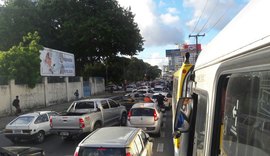 Motoristas fecham Fernandes Lima em protesto ao preço do combustível