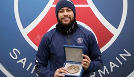 Neymar recebe medalha por completar 100 jogos no PSG