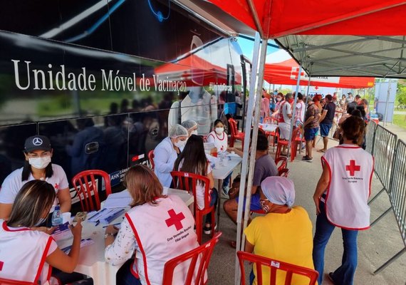 Ônibus da Vacina imuniza pessoas com 34 anos ou mais nesta quinta (22), na Praça Deodoro