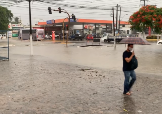 Chuva forte em Maceió causa alagamentos e provoca congestionamento em diversas partes da cidade