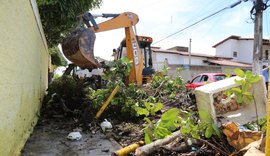 Prefeitura recolhe entulhos descartados de forma irregular, na Massagueira