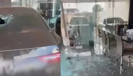 Discussão de casal termina com destruição de residência e Mercedes de R$ 250 mil