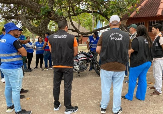 Ambulantes recebem orientação sobre novas regras na faixa de areia