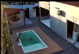 Pai evita tragédia ao resgatar filhos de afogamento em piscina em Arapiraca
