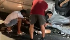 Carro capota e assusta motoristas na Durval de Góes Monteiro, em Maceió