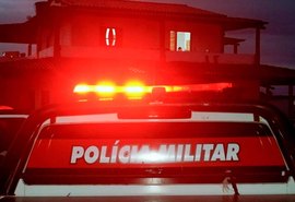 Motorista embriagado invade calçada, bate em portão e quase atinge viatura em Arapiraca