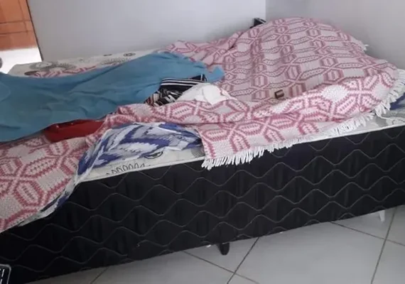 Em AL, corpo de mulher é achado sob cama em residência