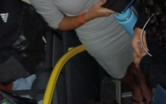 Alunos amontoados nos degraus do transporte escolar.