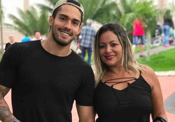 Mãe de Arcrebiano faz mutirão pra eliminá-lo do reality