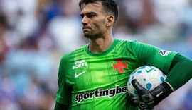 Jornal espanhol aponta falhas de Léo Jardim em derrota do Vasco