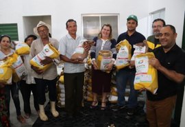 Agricultores recebem 1,6 toneladas de sementes de feijão e milho no município de Porto Calvo