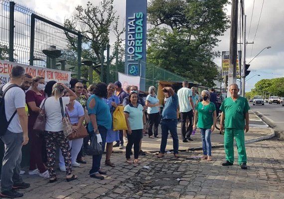 Trabalhadores do Hospital Veredas protestam por salários atrasados