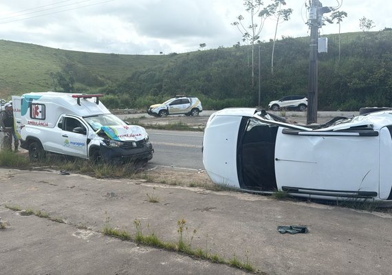Cinco pessoas ficam feridas em acidente entre carro e ambulância em Matriz de Camaragibe