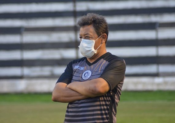 Torcida do ASA protesta pela demissão do técnico da equipe