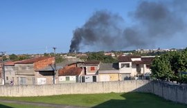 Incêndio em terreno baldio assusta moradores do Benedito Bentes