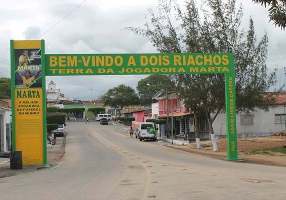 Corpo com marcas de violência é encontrado enrolado em lona, em AL