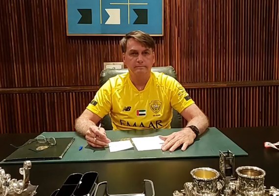 Bolsonaro afirma em live que a melhor vacina é o próprio vírus