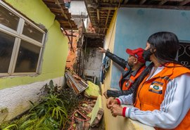 Famílias em locais com riscos de desabamento recebem assistência