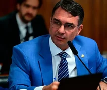 Grupo de Flávio Bolsonaro atua para travar PEC do 6x1 no Senado