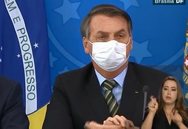 De mascara, Presidente anuncia que Ministro Bento Albuquerque testa positivo para coronavírus