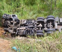 Caminhão com combustível tomba após colisão com picape em Maceió