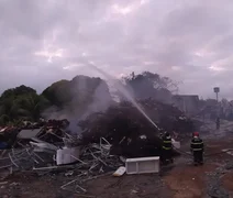 Incêndio de grandes proporções em lixão deixa uma pessoa ferida, em Maceió