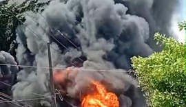 Caminhão-baú pega fogo no conjunto Salvador Lyra, em Maceió
