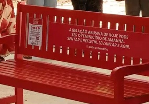 Banco vermelho na UFAL vira símbolo de alerta contra feminicídio