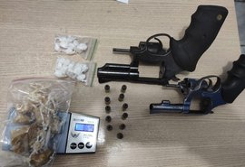 Dupla é presa após ser flagrada com drogas e armas de fogo em Maceió
