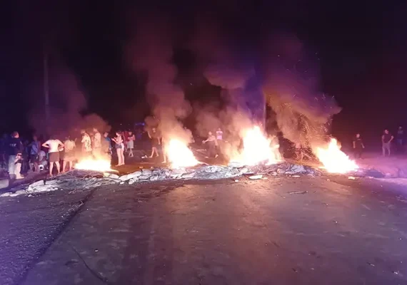 Moradores de Colônia Leopoldina bloqueiam BR-416 em protesto pelo assassinato de dois jovens