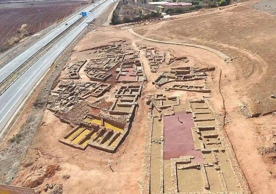 Cientistas descobrem sepultamento com chifres de veado em antigo povoado na Espanha