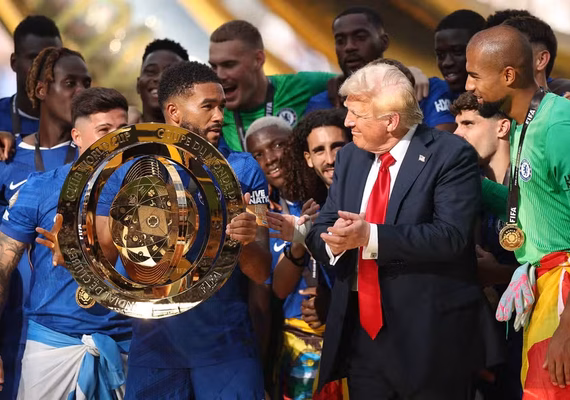 Trump ficou com troféu do Mundial de Clubes e deixou réplica ao Chelsea