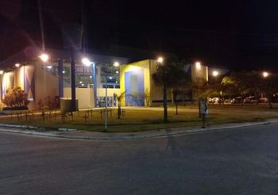 Espaços públicos de Arapiraca ganham nova iluminação em alusão à campanha