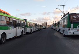 Funcionários da empresa Veleiro fazem paralisação e ônibus ficam sem circular