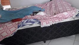 Em AL, corpo de mulher é achado sob cama em residência