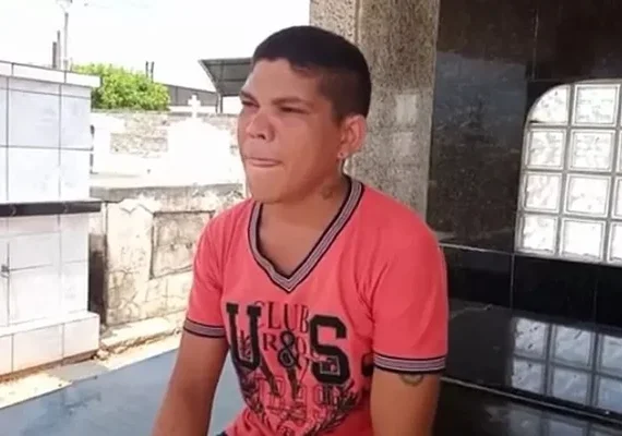 Jovem mora em cemitério e dorme em túmulos abertos, 'tem que ter medo de quem tá vivo”