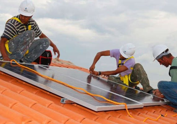 Instalações de telhas e painéis solares em residências crescem 2.000% no Brasil