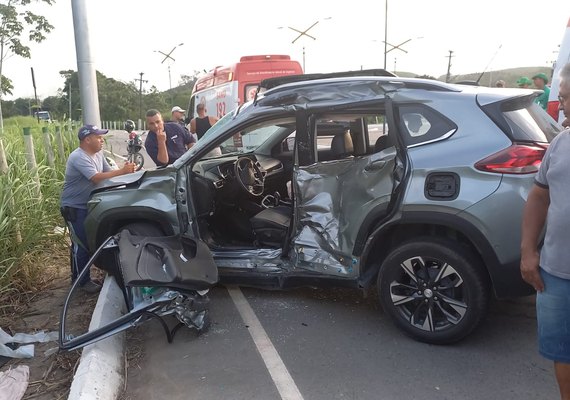 Seis pessoas ficam feridas após colisão entre caminhão e carro, em AL