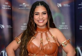 Calça de Simone rasga durante show e cantora improvisa look; veja o vídeo