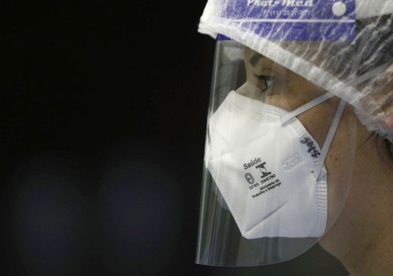 Taxa de transmissão da Covid-19 no Brasil volta a subir