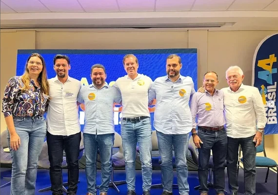 Uma foto muito estranha: candidatos que apoiam Paulo aparecem com Rodrigo