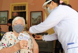 Coruripe inicia vacinação dos idosos acima de 85 anos
