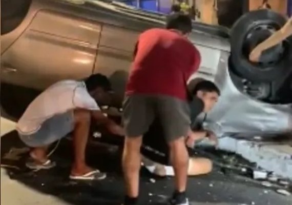 Carro capota e assusta motoristas na Durval de Góes Monteiro, em Maceió