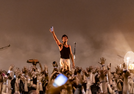 Tiago Iorc se apresenta em Maceió neste sábado (22) com a turnê 'Daramô'