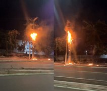 Poste pega fogo e assusta população na AL-101, em Jacarecica