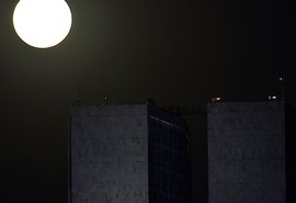 Superlua será visível na noite desta terça-feira