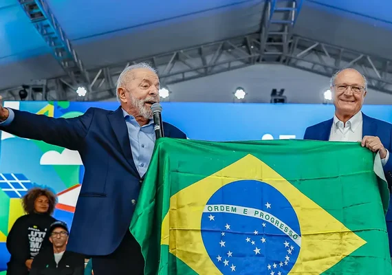 Lula chama Trump 'para conversar' e reafirma que Brasil tenta negociar