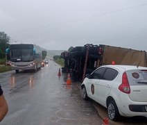 Carreta carregada de sucata tomba em curva de rodovia alagoana